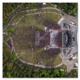Persone riunite per un evento ricreativo nel parco