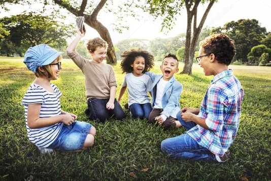 Bambini che giocano e partecipano a un’attività educativa nel parco