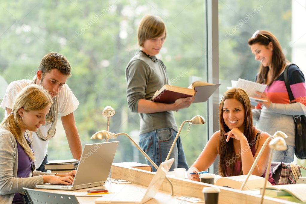 Incontro di ricerca tra docenti e rappresentanti dell’associazione in un’aula universitaria