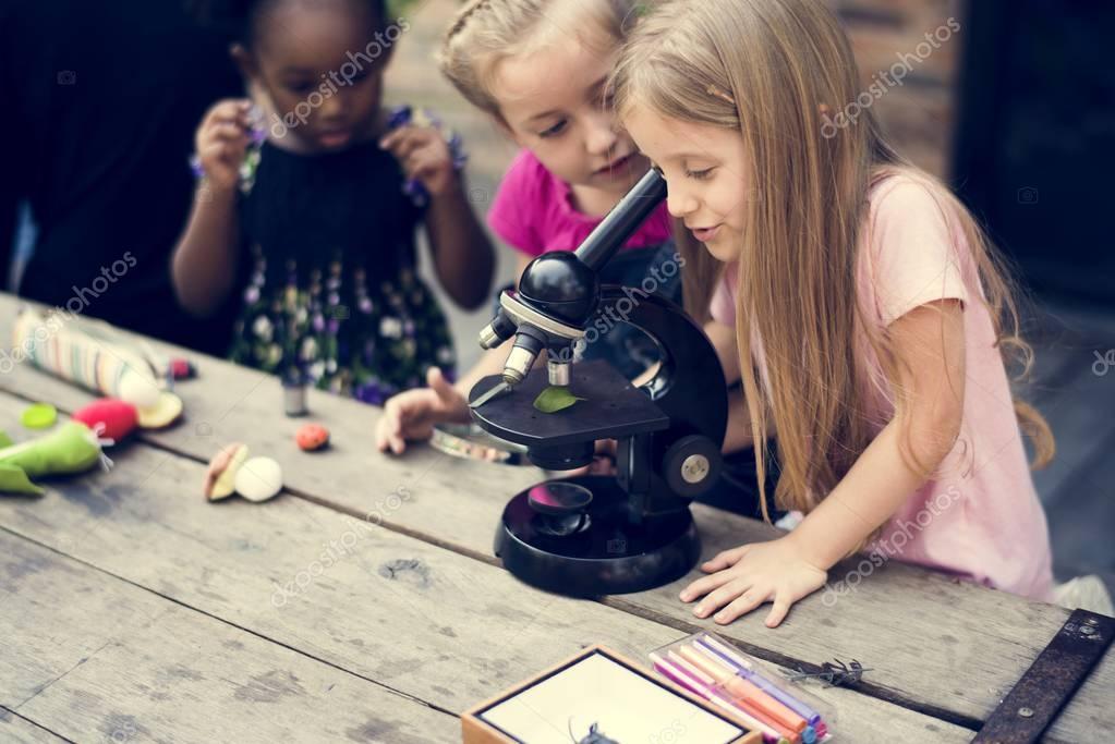 Ragazzi impegnati in un esperimento scientifico all’aperto