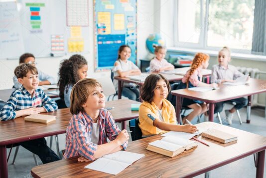 Classe di studenti impegnata in un laboratorio educativo
