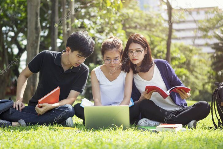Classe in attività didattica all’aperto nel parco