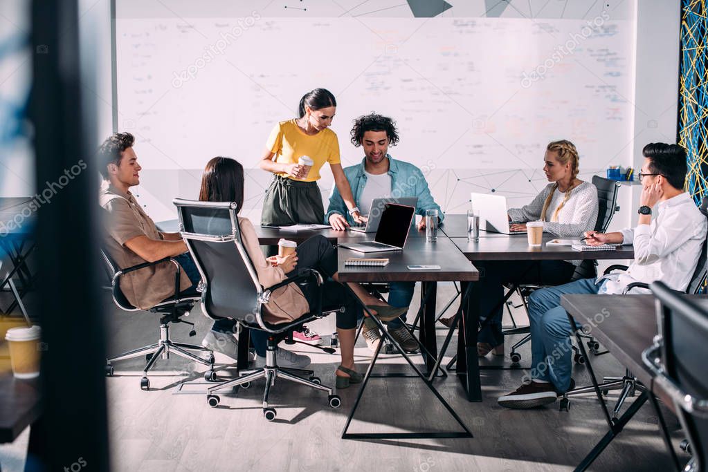 Persone riunite attorno a un tavolo di lavoro in un clima collaborativo