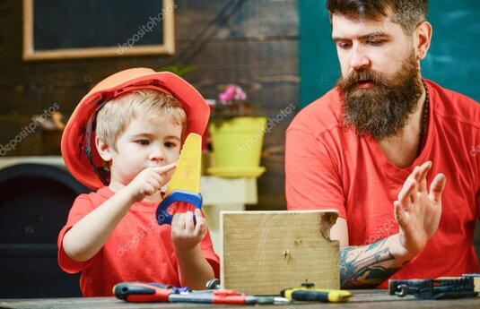 Famiglie che partecipano a un laboratorio all’aperto con giochi e attività creative