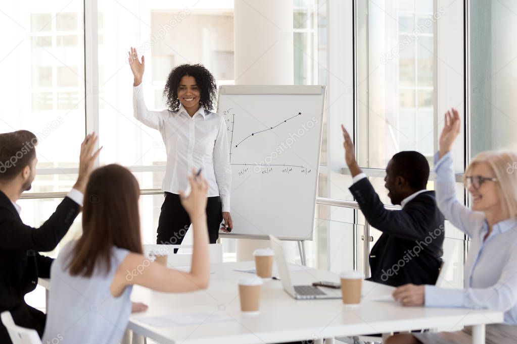 Gruppo di volontari seduti durante un incontro di formazione