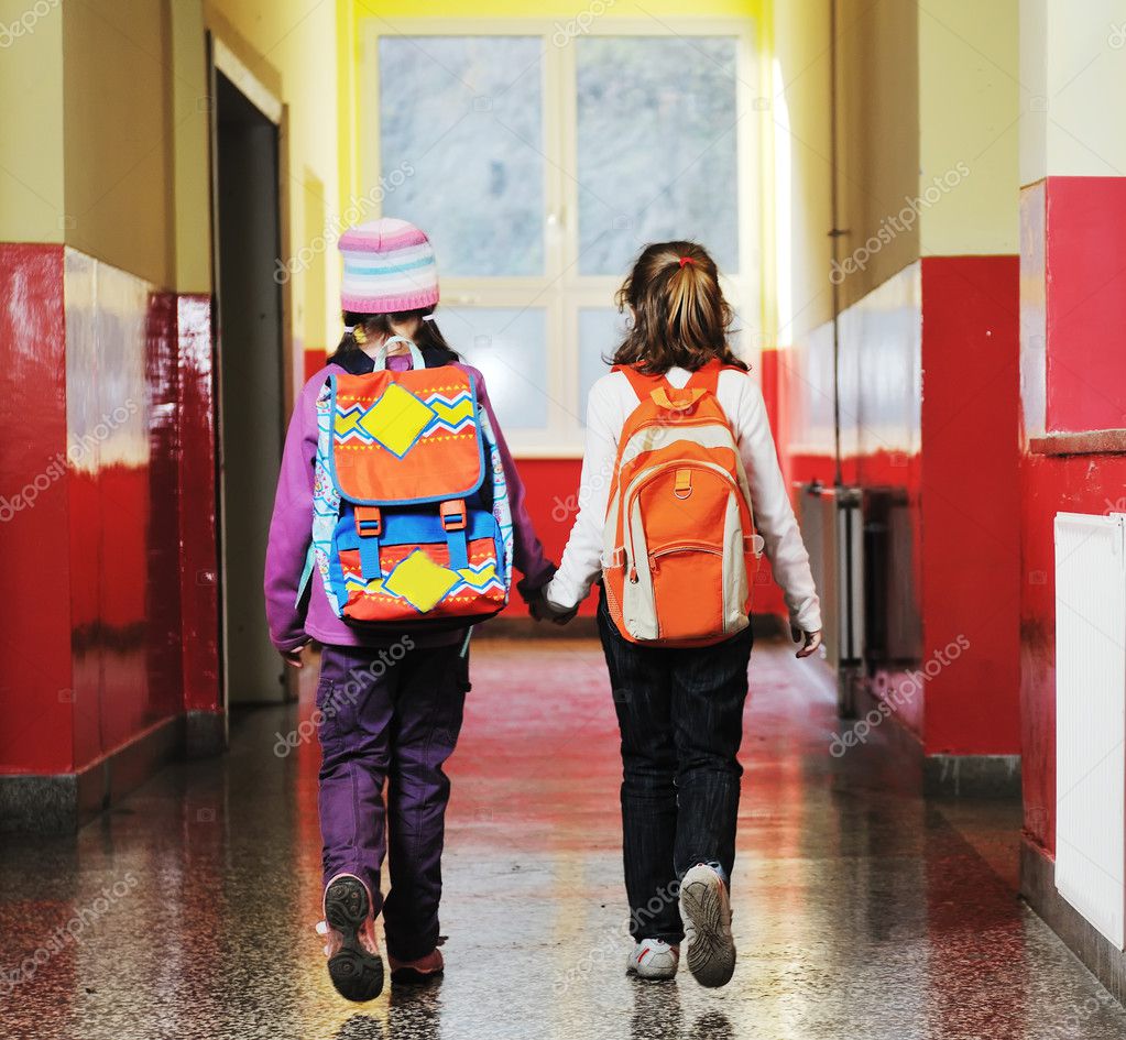 Classe di scuola primaria durante una lezione nel parco