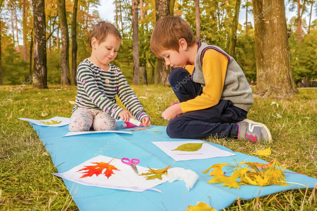 Attività educativa all’aperto con bambini e operatori nel parco