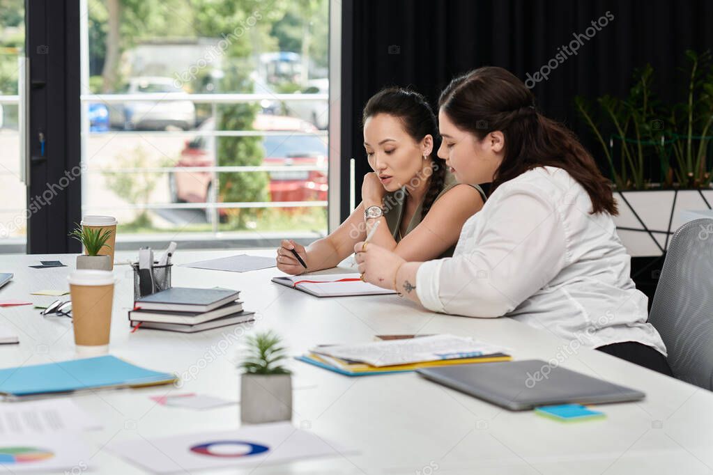 Gruppo di lavoro che analizza documenti e dati durante una riunione