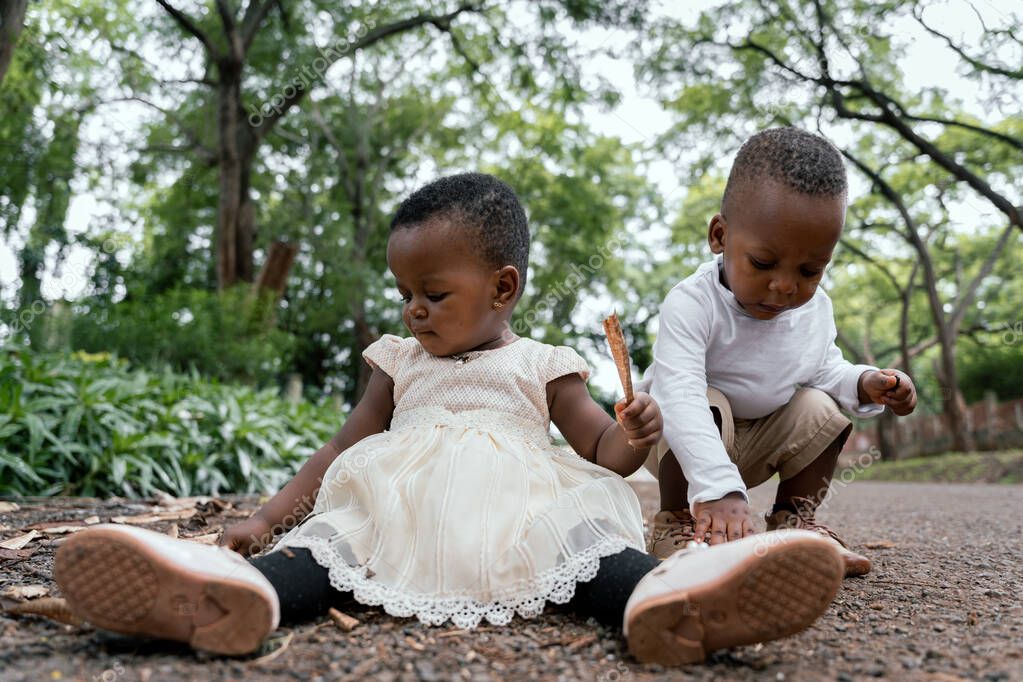 Bambini che esplorano un sentiero nel parco con un’educatrice