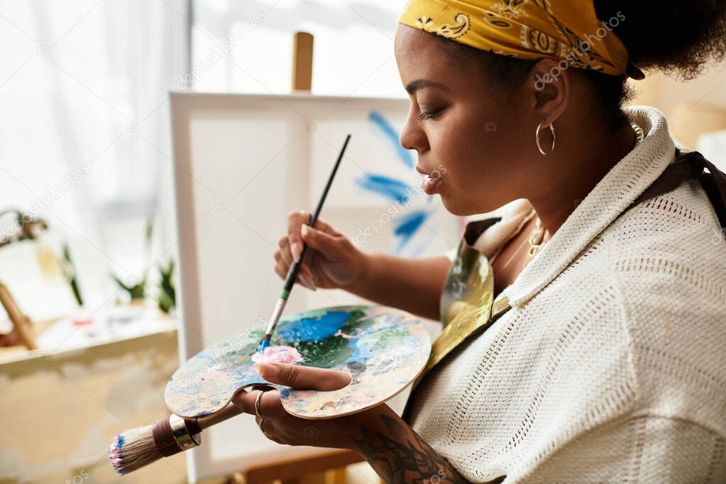 Partecipanti a un laboratorio artistico che dipingono insieme