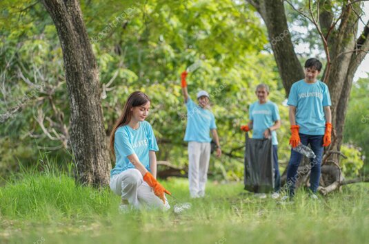 Volontari che raccolgono rifiuti e puliscono un’area verde