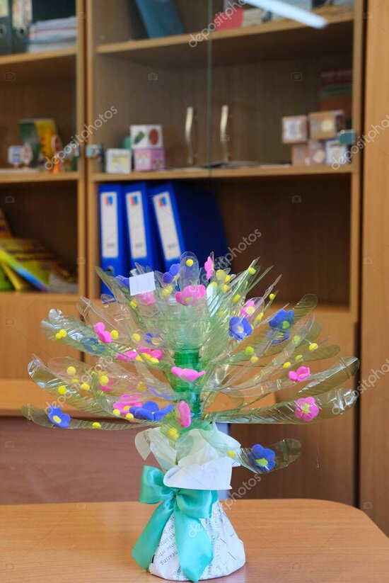 Ragazzi impegnati in un laboratorio di educazione ambientale