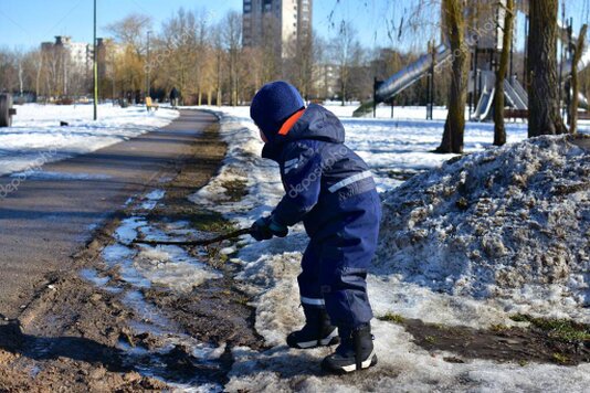 Famiglie che partecipano a un’attività educativa all’aperto